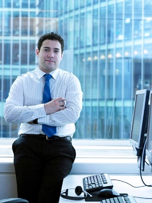 男性患白癜风一般是什么原因引发的呢